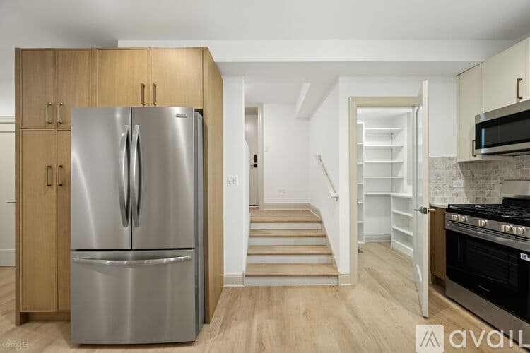 Evanston Apartment: 531 Hinman Ave