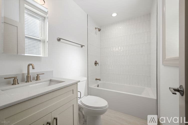 Evanston Apartment: 531 Hinman Ave