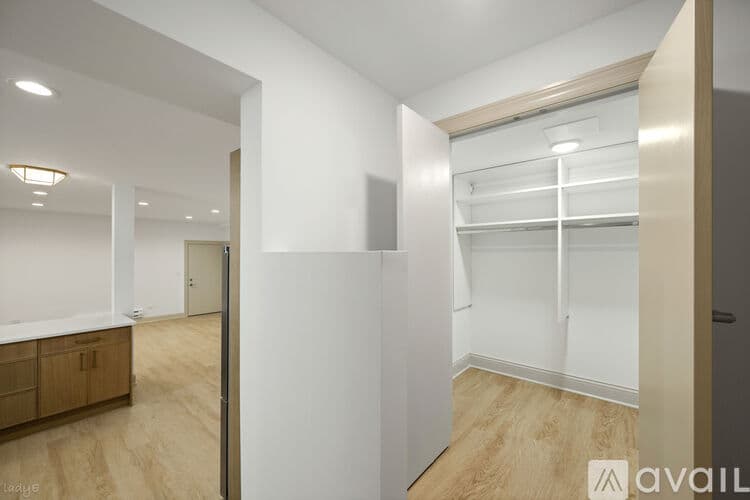 Evanston Apartment: 531 Hinman Ave