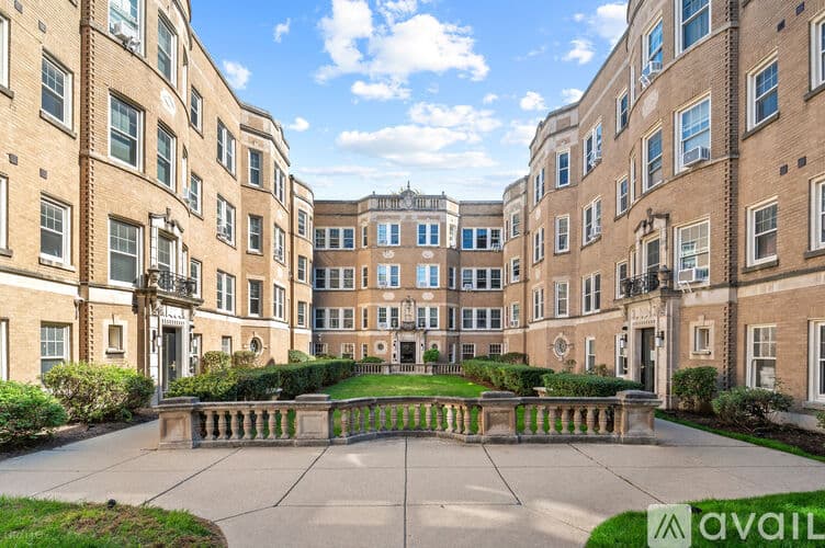 Evanston Apartment: 531 Hinman Ave