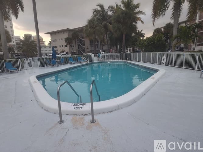 Hallandale Beach Apartment: 450 Paradise Isle Boulevard