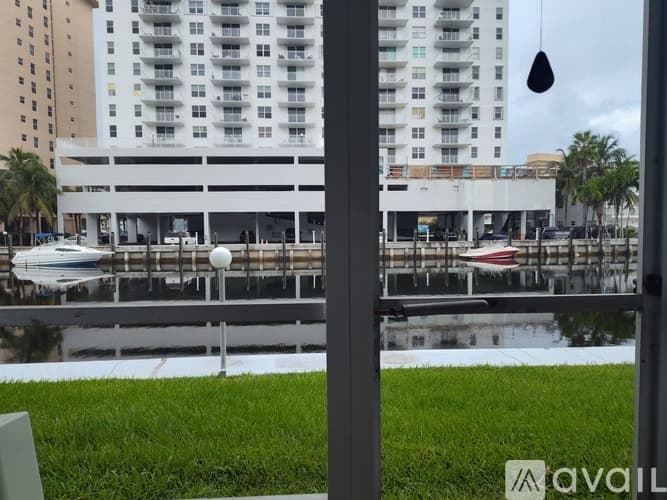 Hallandale Beach Apartment: 450 Paradise Isle Boulevard