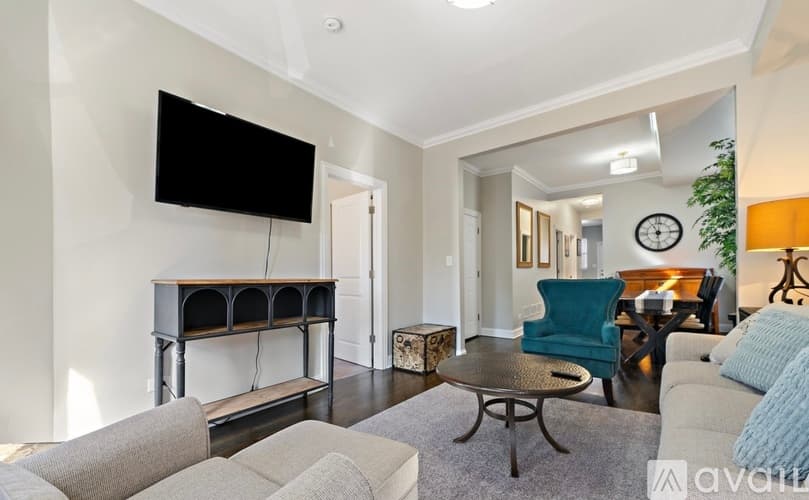 Chicago Apartment: 6145 S Eberhart Ave