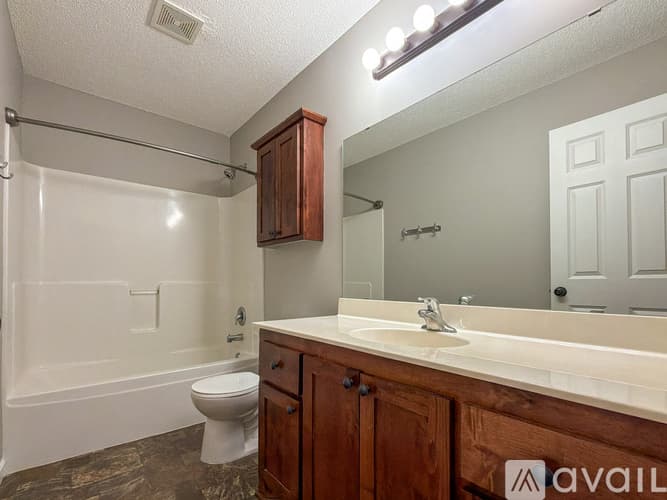 Montrose House: 820 Cole Ave