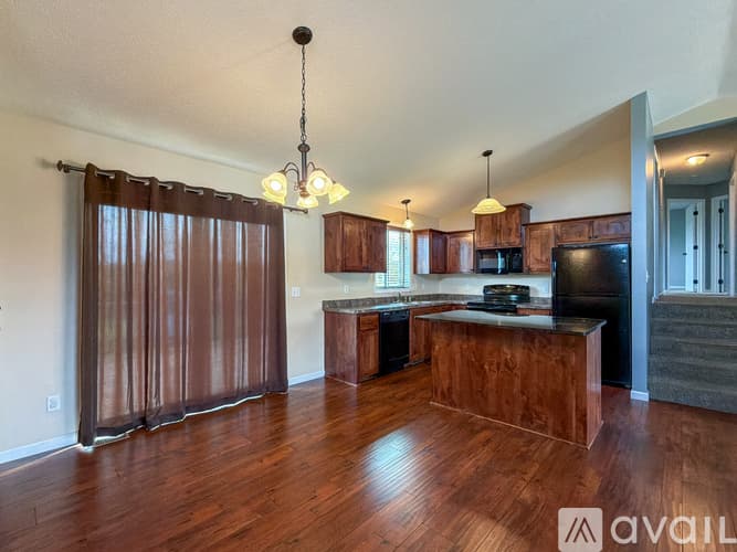 Montrose House: 820 Cole Ave