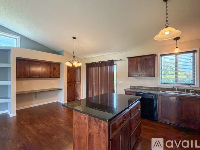 Montrose House: 820 Cole Ave