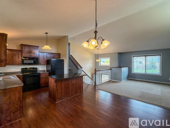 Montrose House: 820 Cole Ave