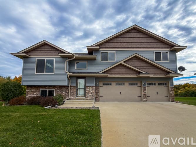 Montrose House: 820 Cole Ave