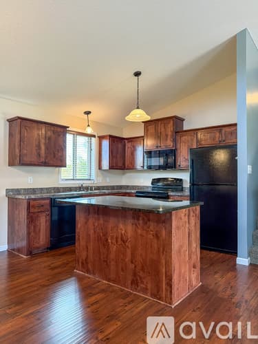 Montrose House: 820 Cole Ave