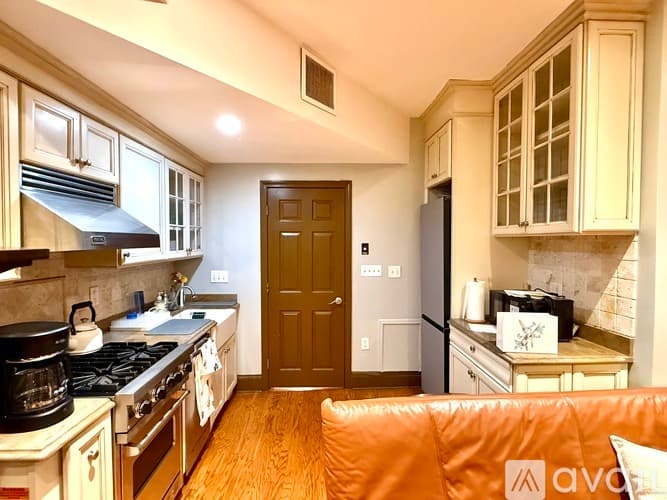 Boston Apartment: 326 Dartmouth St