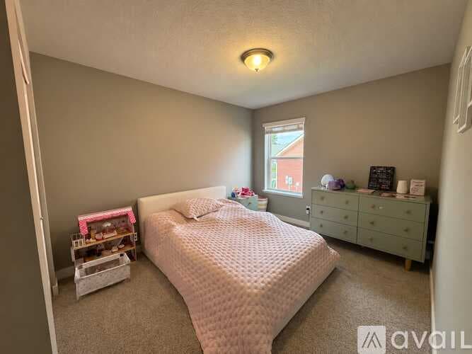Dayton House: 11632 Pineridge Way North