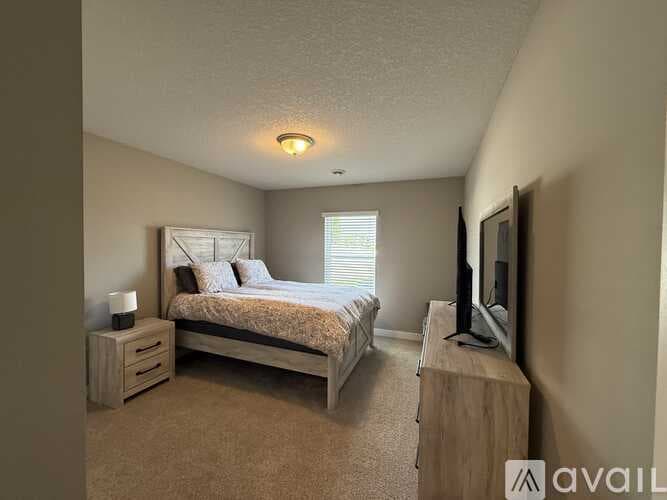 Dayton House: 11632 Pineridge Way North