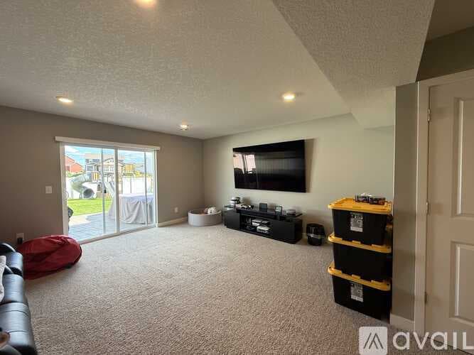 Dayton House: 11632 Pineridge Way North