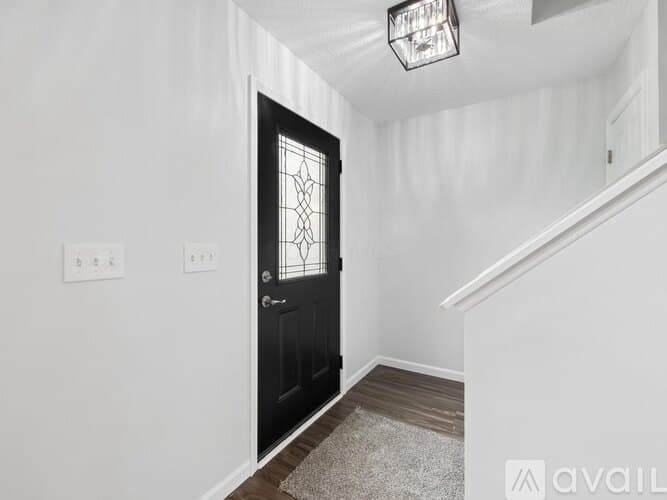 Grove City House: 2080 Sondra Ln