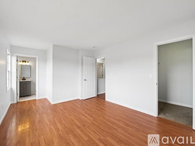 Grove City House: 2080 Sondra Ln