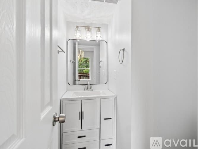 Grove City House: 2080 Sondra Ln