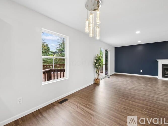 Grove City House: 2080 Sondra Ln