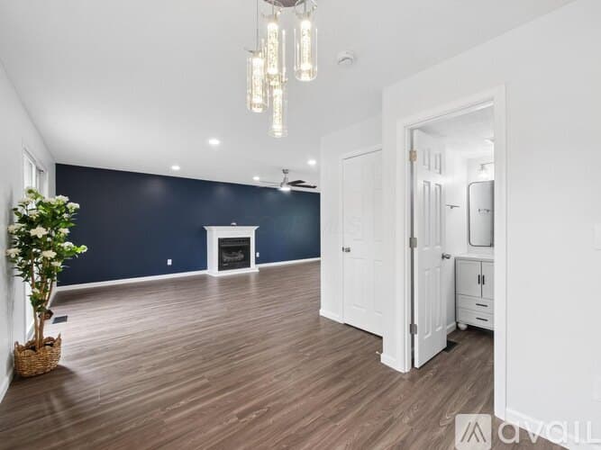 Grove City House: 2080 Sondra Ln