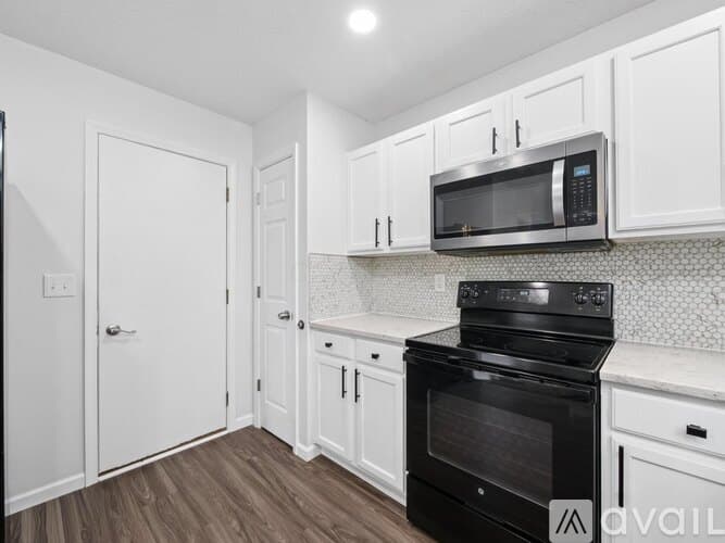 Grove City House: 2080 Sondra Ln