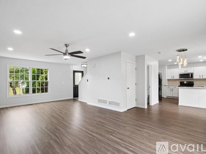 Grove City House: 2080 Sondra Ln