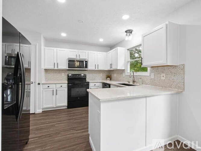 Grove City House: 2080 Sondra Ln