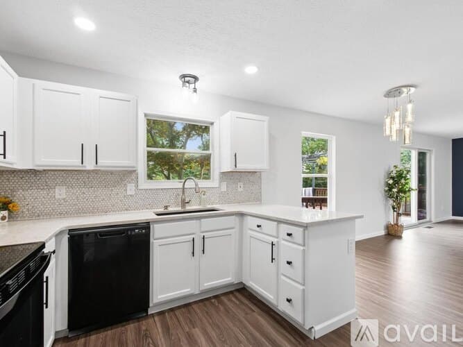 Grove City House: 2080 Sondra Ln