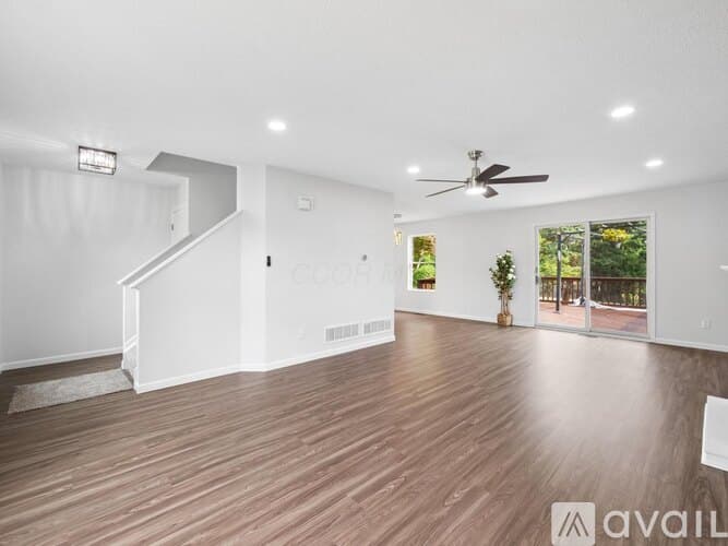 Grove City House: 2080 Sondra Ln