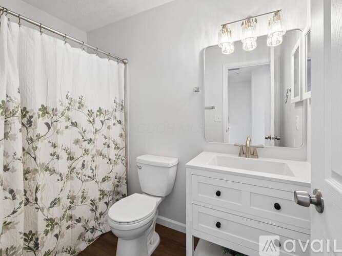 Grove City House: 2080 Sondra Ln