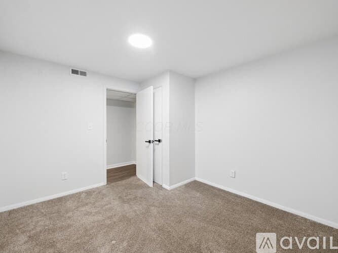 Grove City House: 2080 Sondra Ln