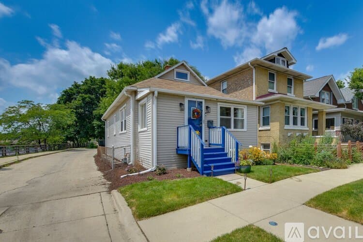 Oak Park House: 927 South Taylor Avenue
