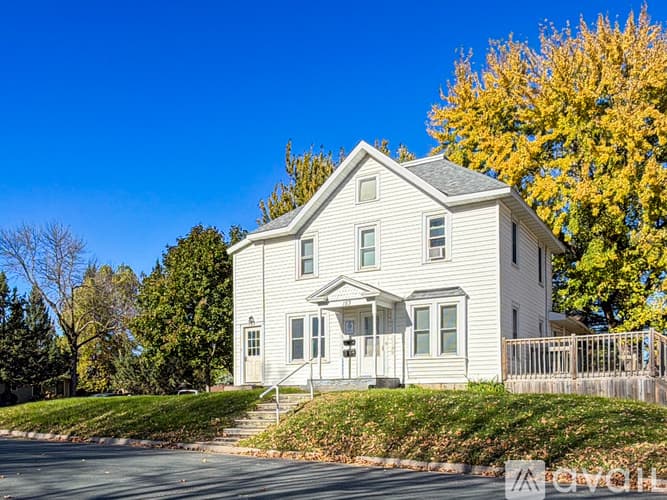 Hutchinson Apartment: 153 5th Ave NE