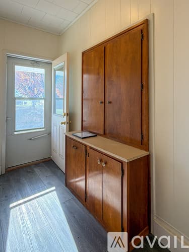 Hutchinson Apartment: 153 5th Ave NE