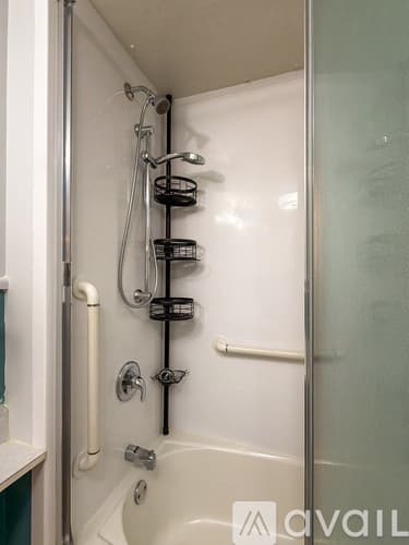 Hutchinson Apartment: 153 5th Ave NE
