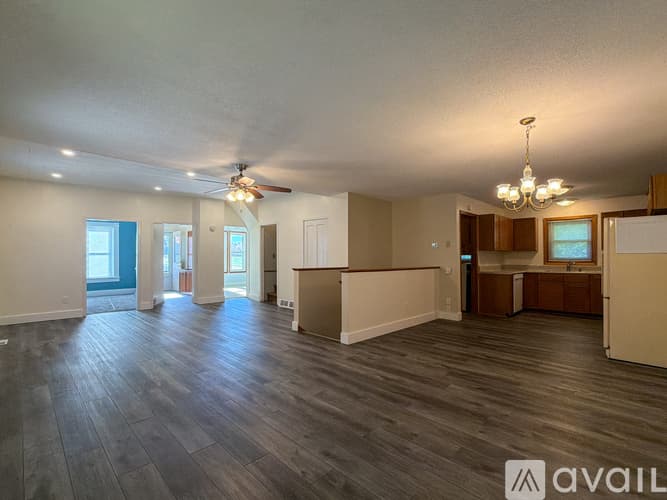 Hutchinson Apartment: 153 5th Ave NE
