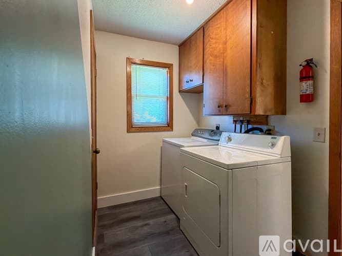 Hutchinson Apartment: 153 5th Ave NE