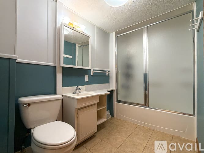 Hutchinson Apartment: 153 5th Ave NE