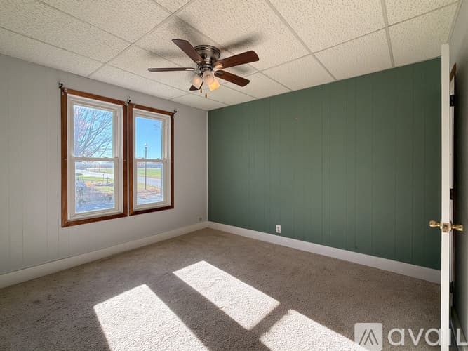 Hutchinson Apartment: 153 5th Ave NE