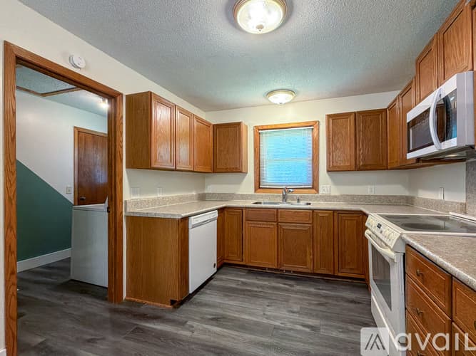 Hutchinson Apartment: 153 5th Ave NE
