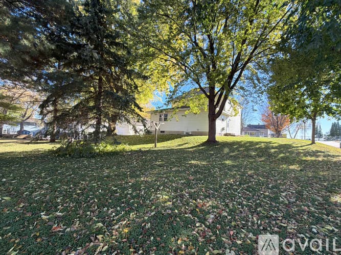 Hutchinson Apartment: 153 5th Ave NE