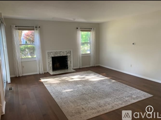 West Hartford Condo: 8 Colonial Street
