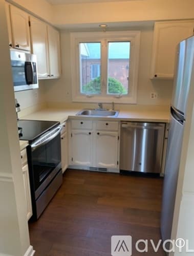 West Hartford Condo: 8 Colonial Street