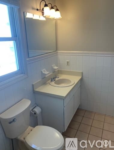 West Hartford Condo: 8 Colonial Street