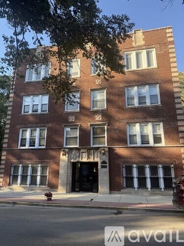 Chicago Apartment: 1050 W Dakin St