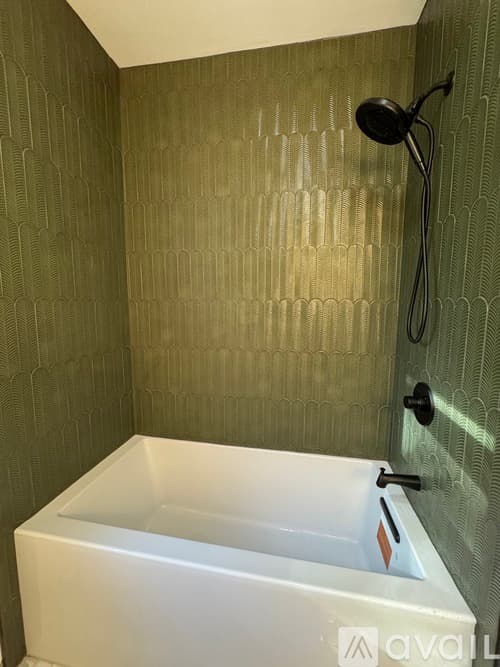 Chicago Apartment: 1050 W Dakin St