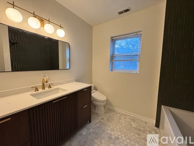 Chicago Apartment: 1050 W Dakin St
