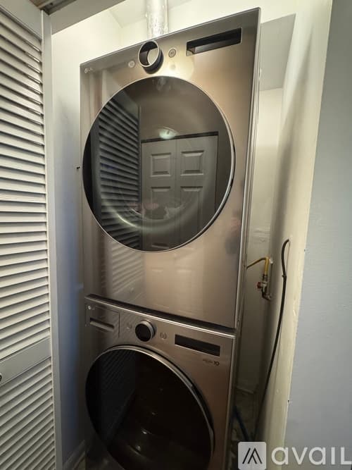 Chicago Apartment: 1050 W Dakin St
