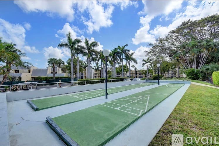Boca Raton Apartment: 16 Royal Palm Way