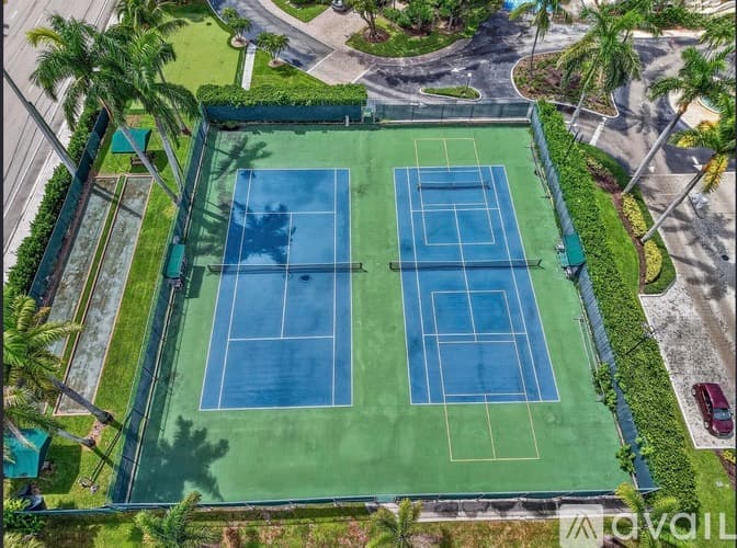 Boca Raton Apartment: 16 Royal Palm Way