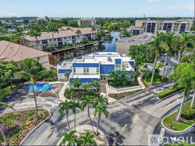 Boca Raton Apartment: 16 Royal Palm Way