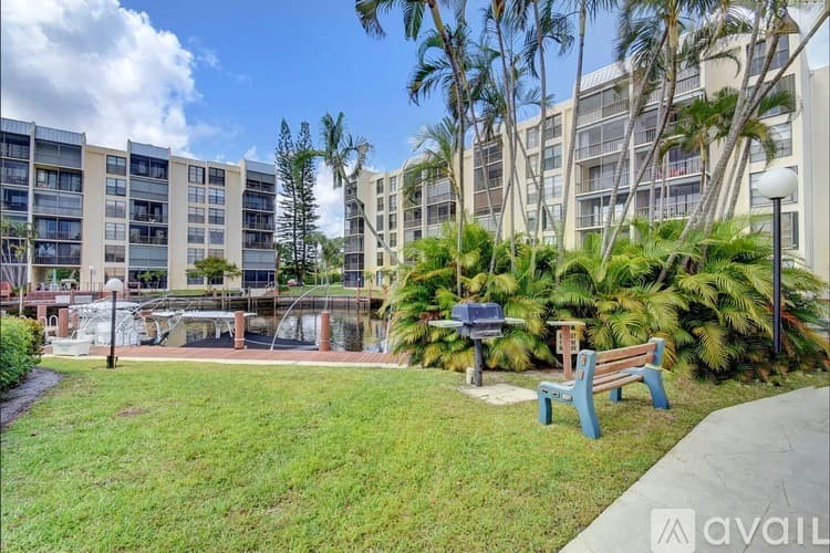 Boca Raton Apartment: 16 Royal Palm Way